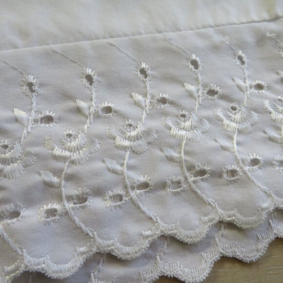 Vintage White Standard Pillowcases 2 Embroidered Scalloped Edges 20"x26" Cottage - Picture 8 of 10